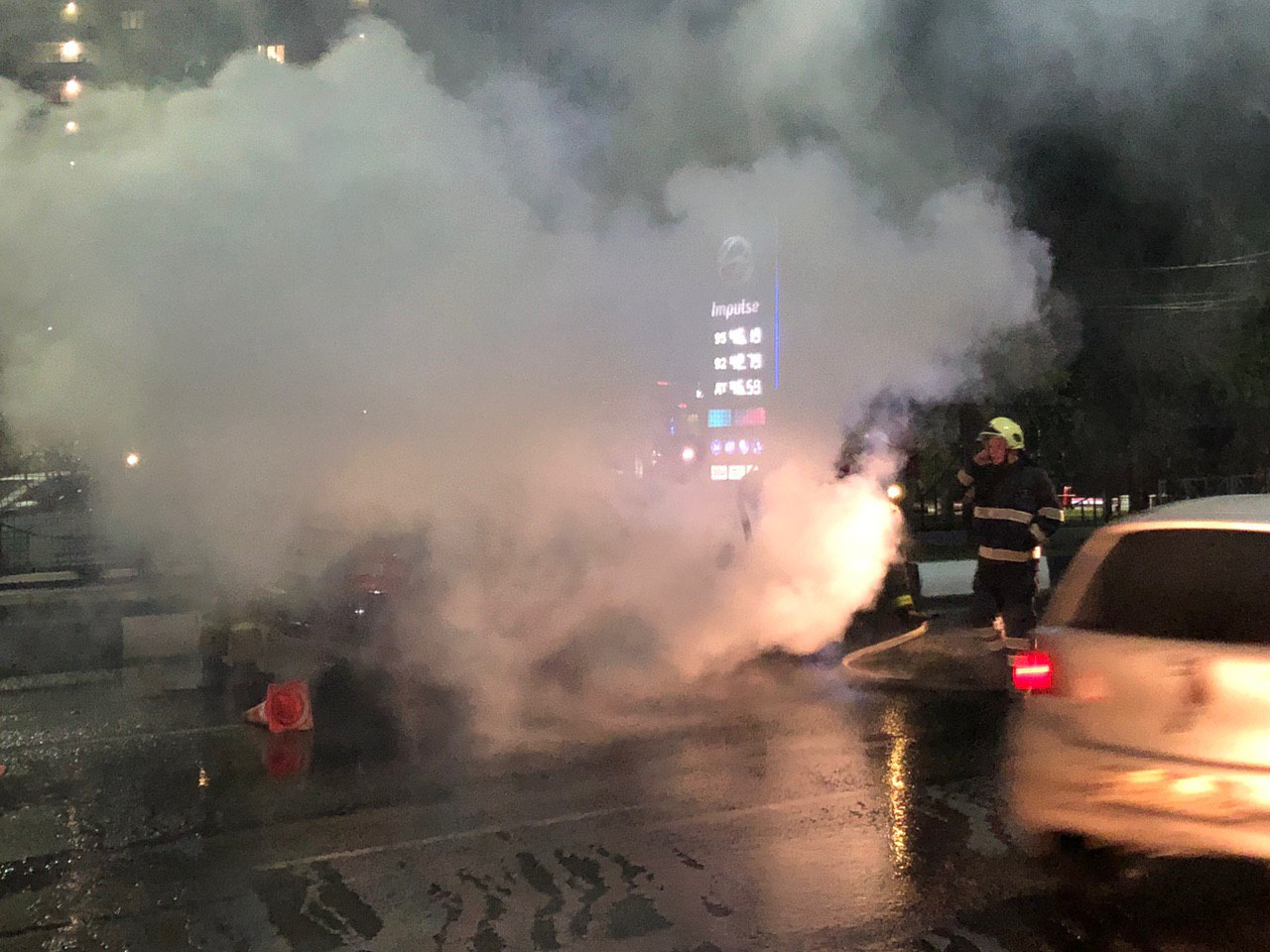 Клубы дыма: на Московском шоссе сгорел автомобиль