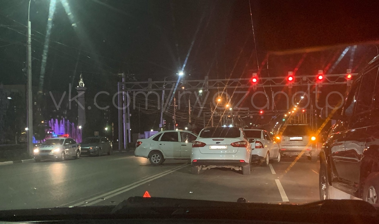 Четыре автомобиля: на Московском шоссе произошло массовое ДТП