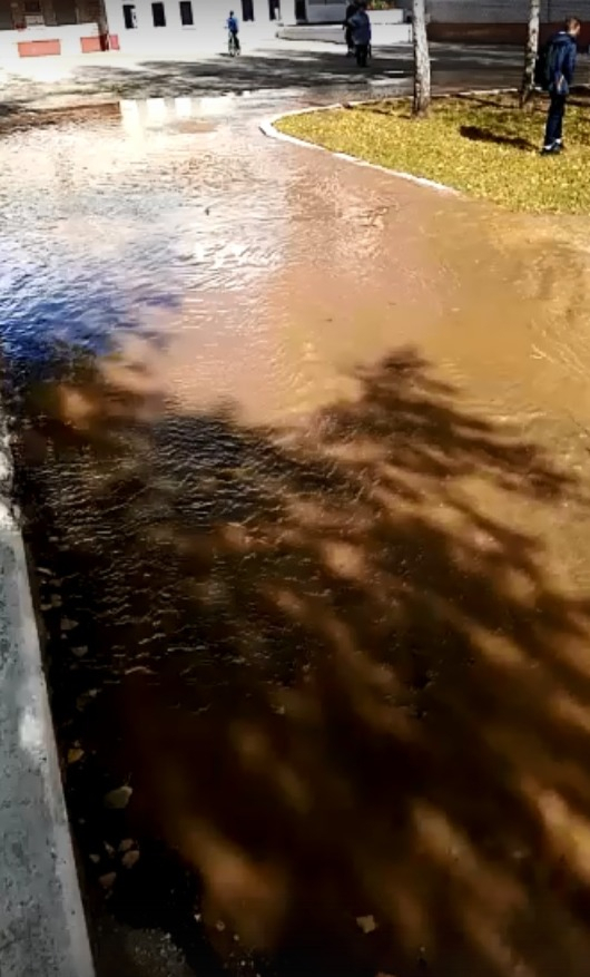 "Бассейн" прямо у школы: в Касимове затопило школьную территорию