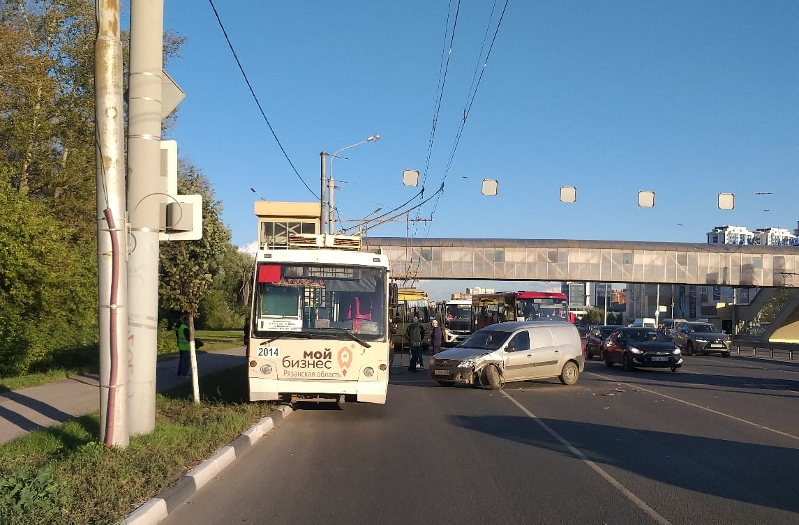 Заблокированы 2 полосы: на Московском шоссе в Рязани попал в ДТП троллейбус