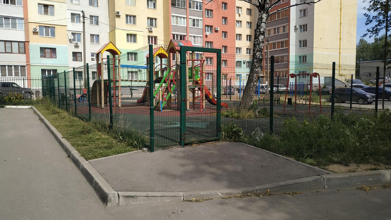 Замок висит с марта: на Гоголя закрыта детская площадка