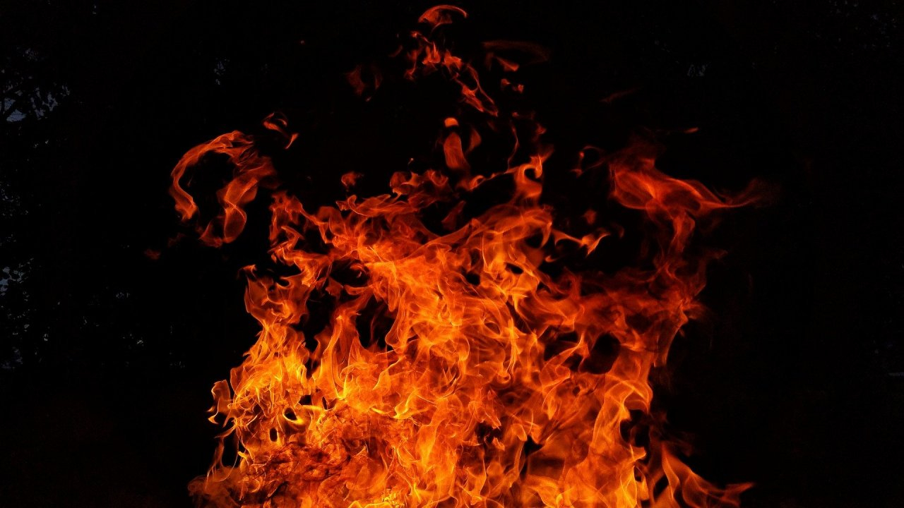 Проник ночью и поджег: установлена причина пожара в строительном магазине в Рыбном