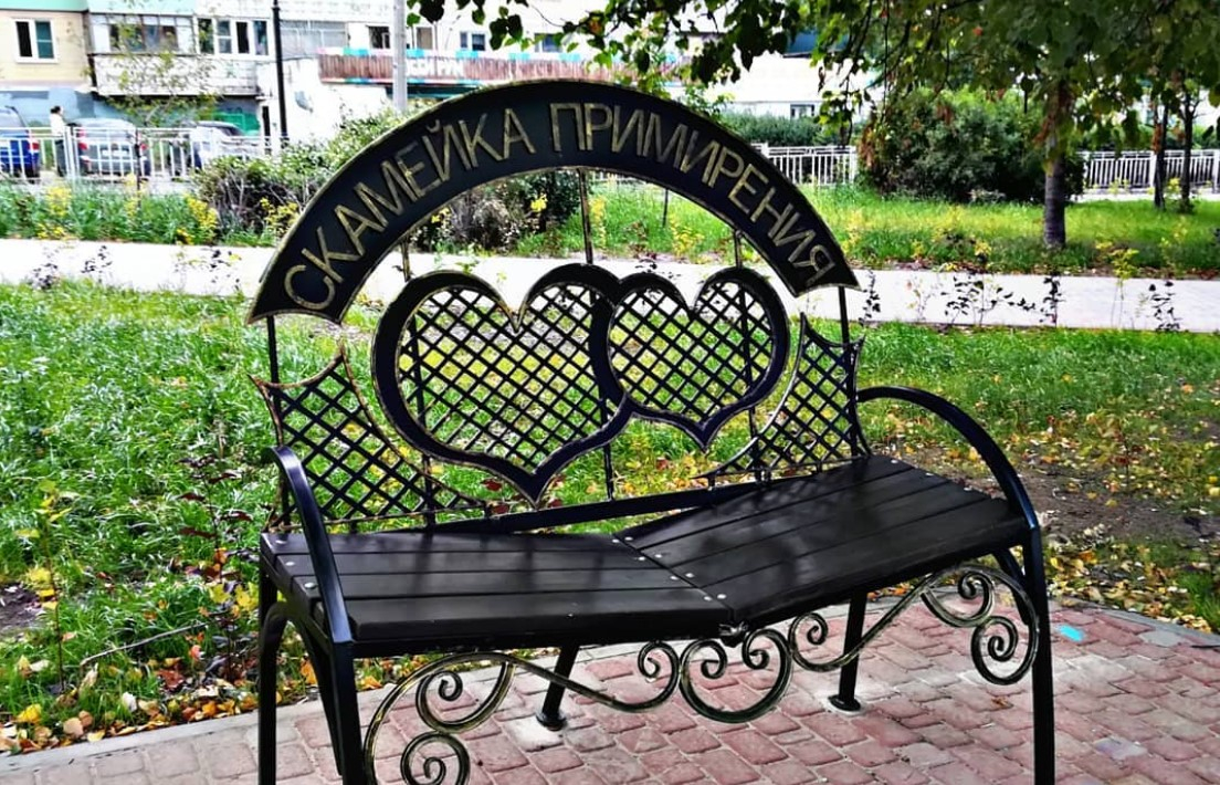 Новый арт-объект: в Скобелевском сквере установили "скамейку примирения"