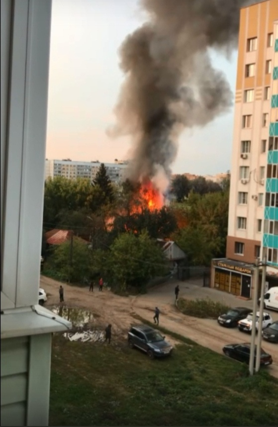 Вспыхнула кровля: в центре Рязани загорелся частный дом