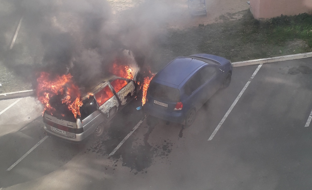 Дым, пламя и треск: на парковке в Дашково-Песочне загорелись два автомобиля