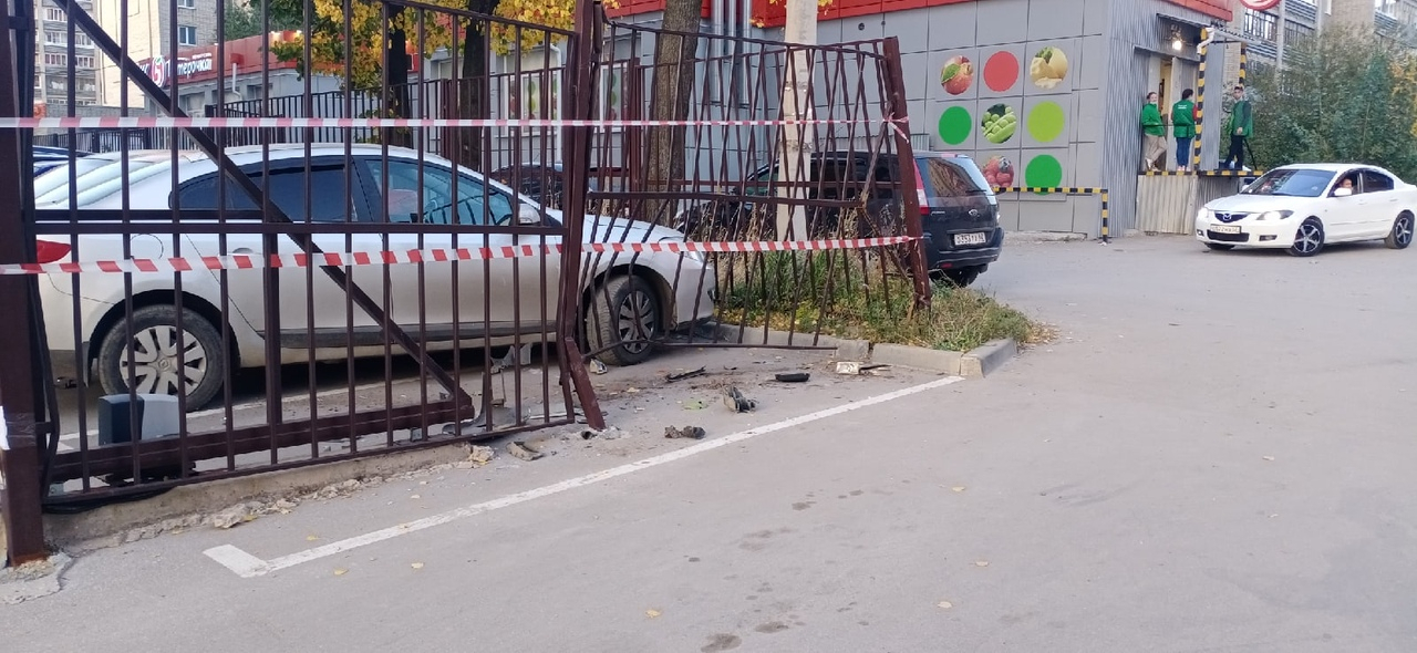 Прокатились с ветерком: на Пугачева молодые люди на “четырнадцатой” снесли забор