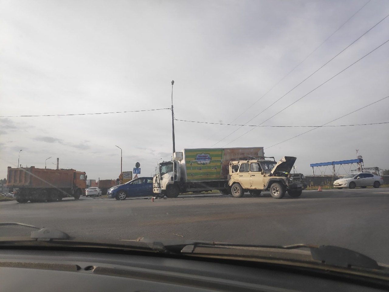 Заперли в пробке: в Никуличах столкнулись грузовик и “УАЗик”