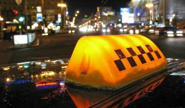 Война с перевозчиками: Минтранс и налоговая оштрафовали 12 таксистов