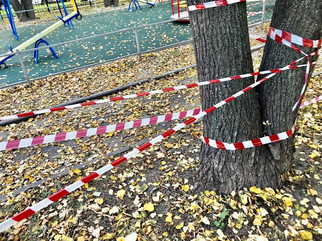 Что за люди: в рязанском сквере вандалы испортили покрытие на детской площадке