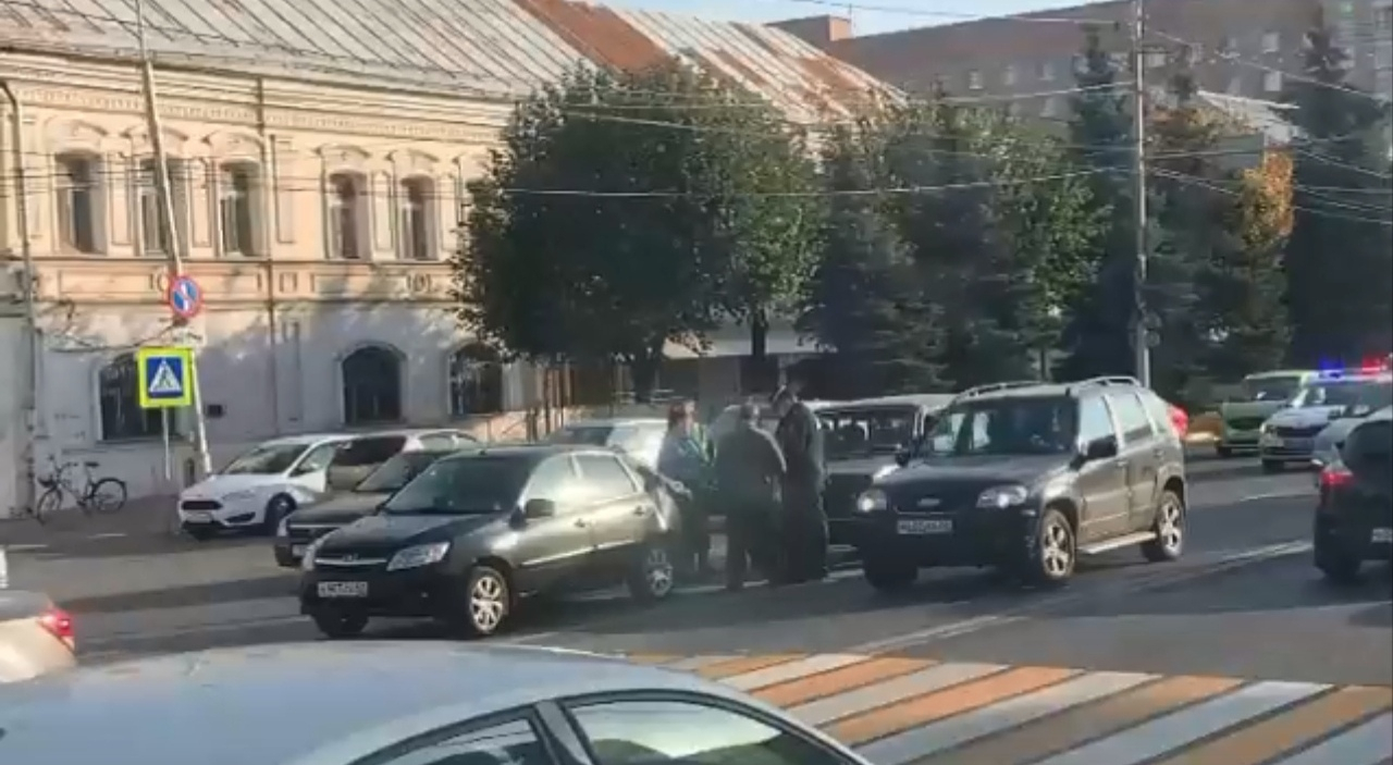 Опять пробка: на площади Ленина столкнулись два автомобиля