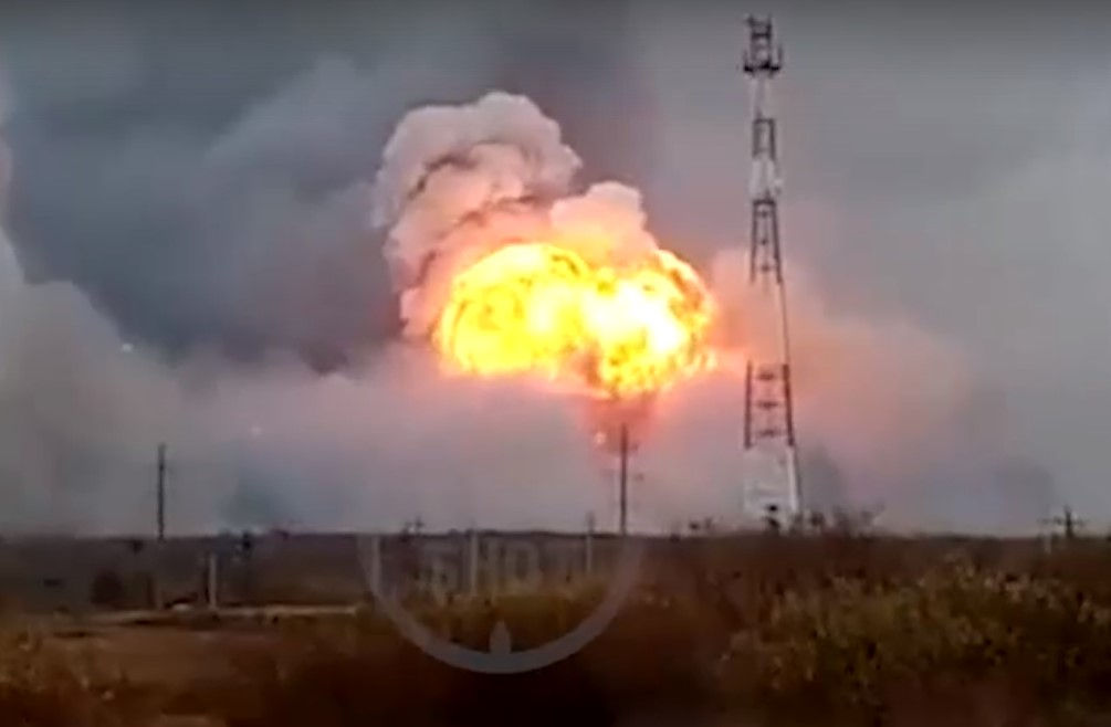 Гигантский огненный гриб: взрыв в Шелемишеве попал на видео