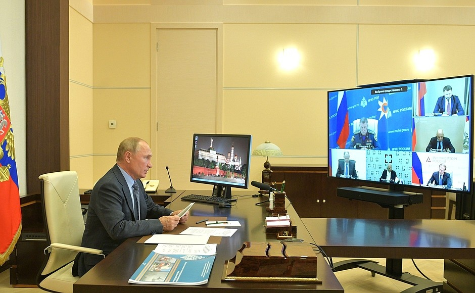 Глава МЧС Евгений Зиничев доложил Владимиру Путину о ходе ликвидации последствий пожаров в Рязанской области