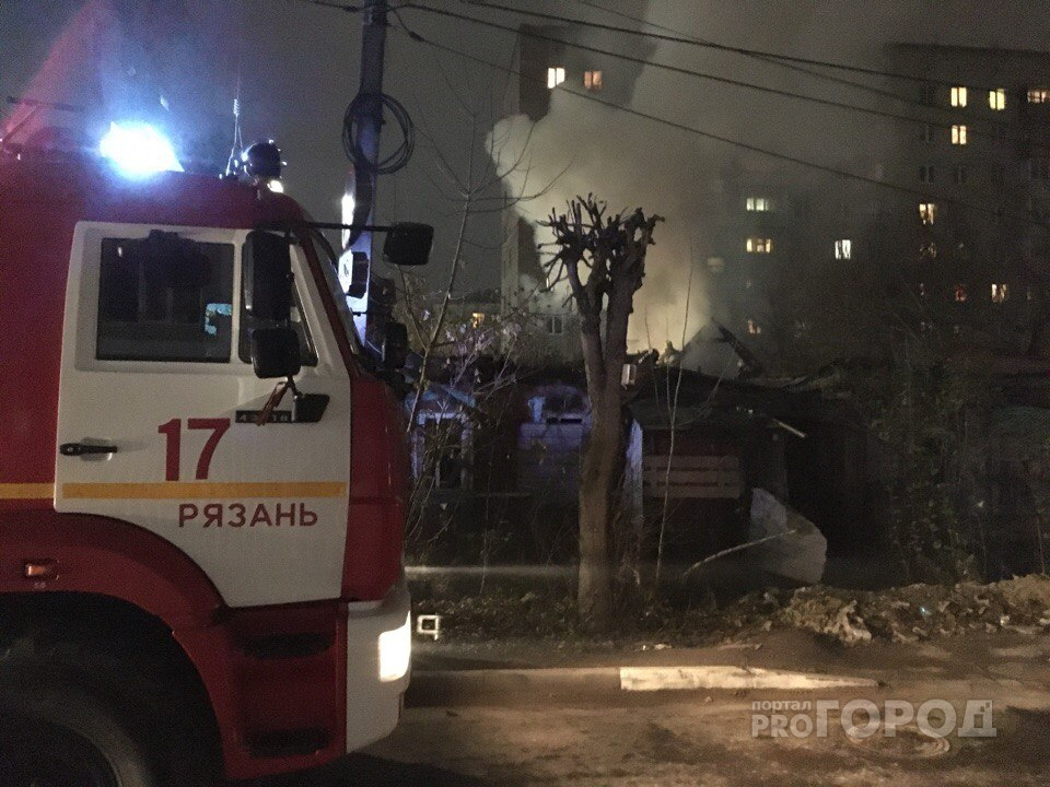Есть пострадавшие: ночью в Рыбновском районе загорелся деревянный дом