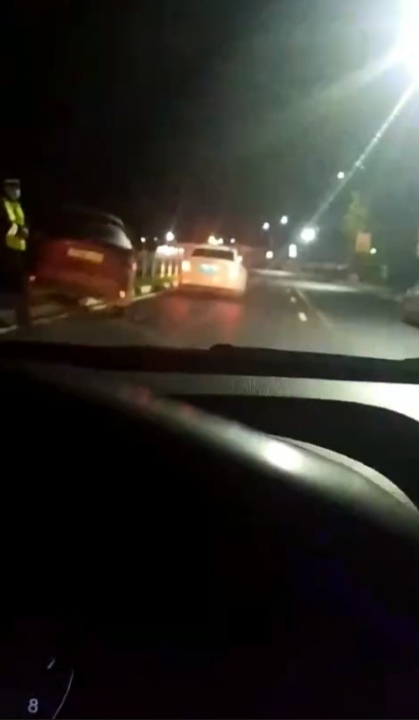 Попало на видео: на Высоковольтной автомобиль повис на ограждении