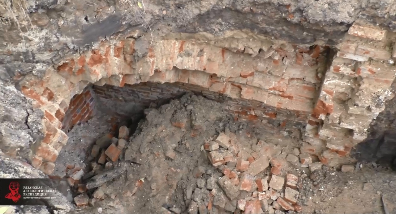 Новая находка: археологи обнаружили подземное сооружение под остановкой "Цирк"