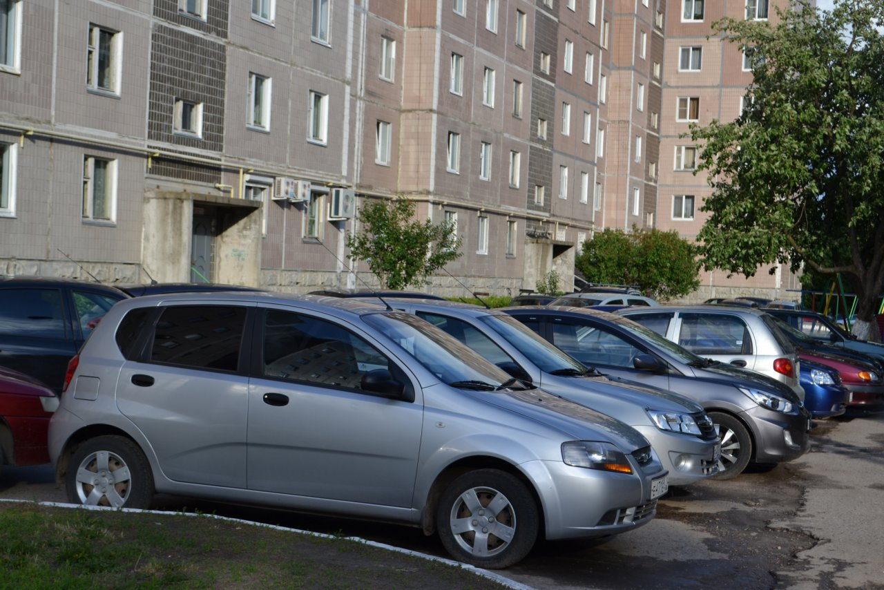 Что за люди: в Новомичуринске на парковке у шести машин порезали колеса