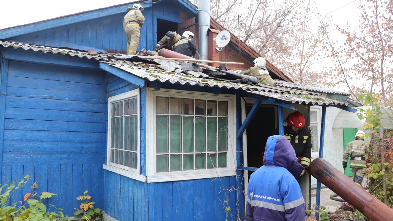 Причина неизвестна: на Семинарской загорелся деревянный дом