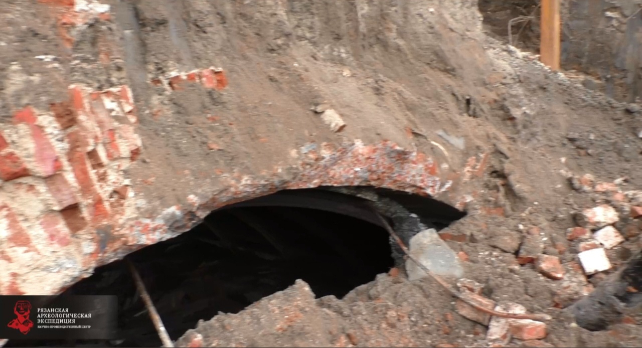 Настоящее подземелье: археологи осмотрели пространство под сводом старинной арки Астраханского моста