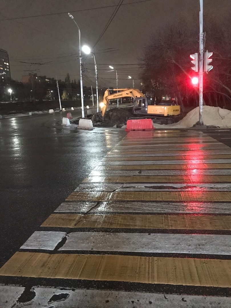 Огородили тротуар: из-за реконструкции перекрестка у Глобуса рязанцам приходится идти по проезжей части