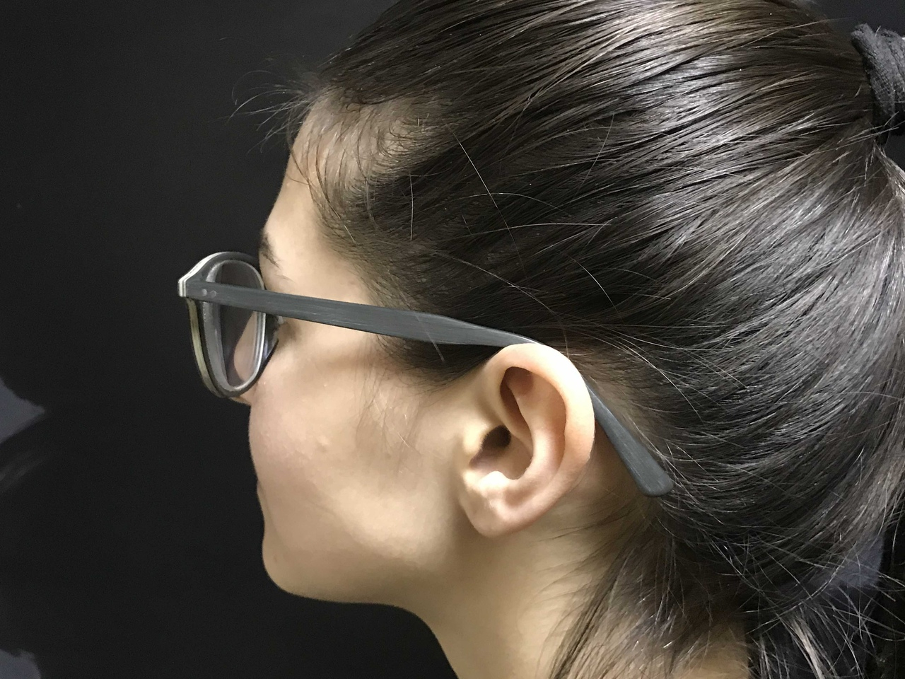 За стеклом: как скрыть толщину линз в очках?