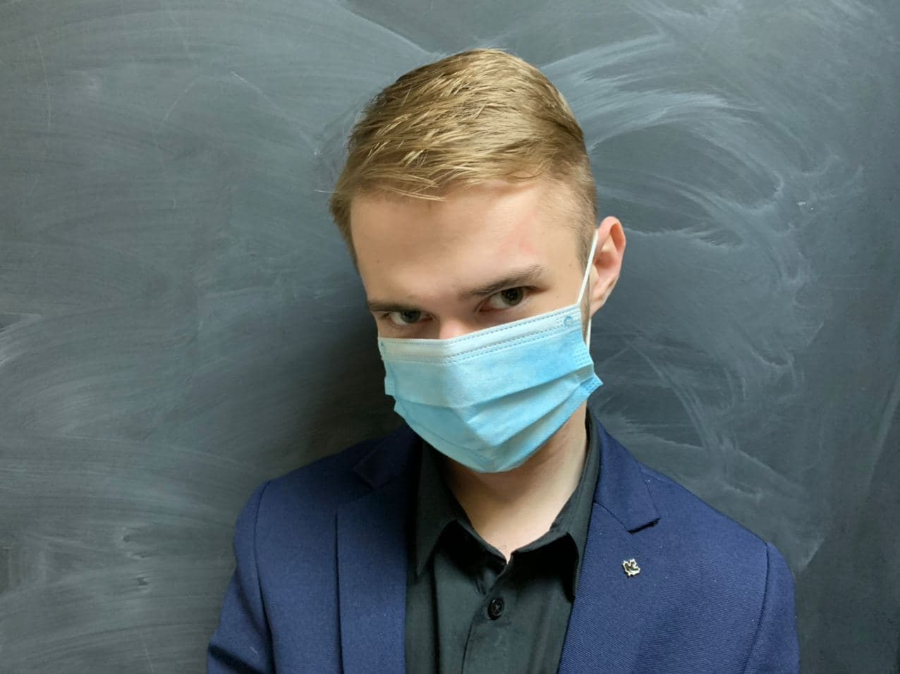 Нужна не только маска, но и двухкомнатная квартира: в России изменили правила лечения коронавируса на дому