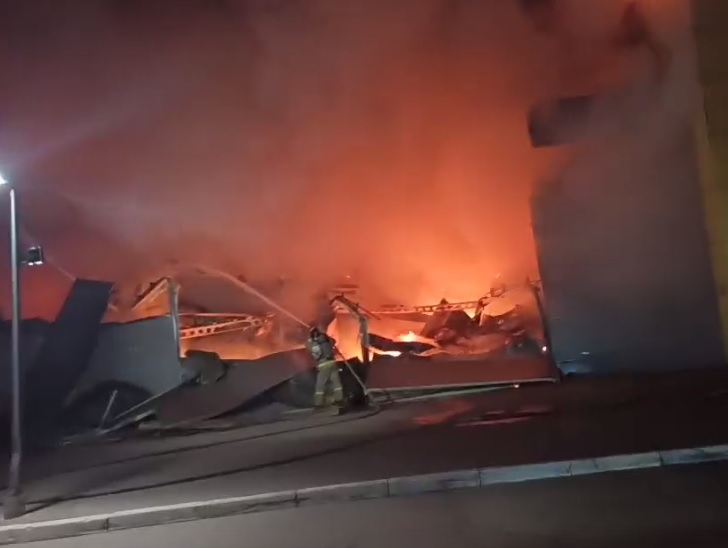 Пожар в “М5 Молл”: загорелся батутный клуб