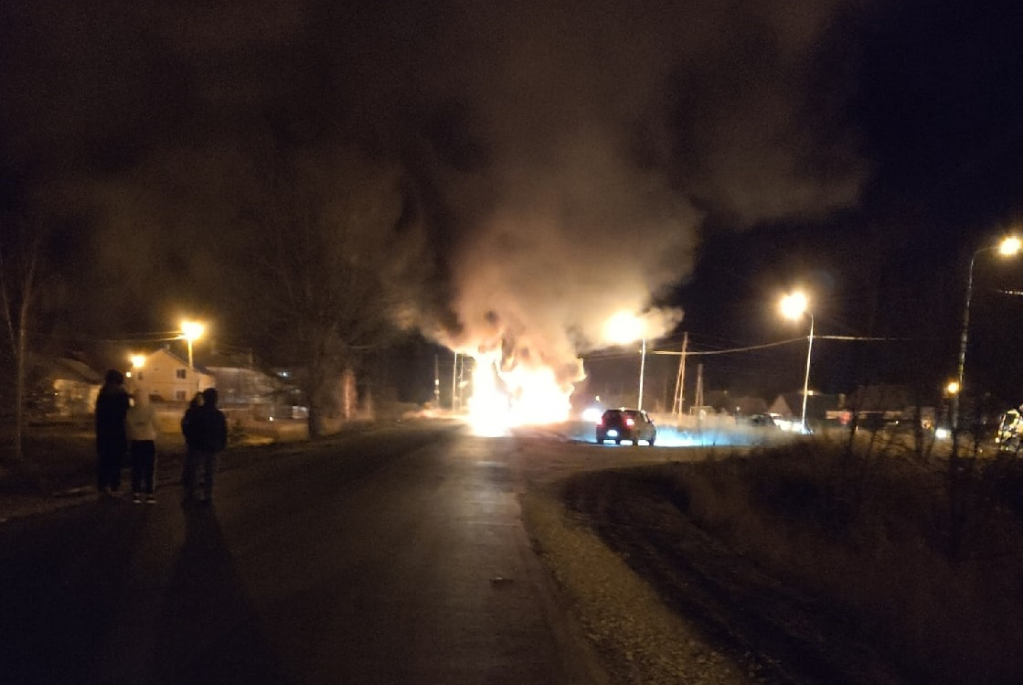 Зарево от пожара: в Касимовском районе загорелся лесовоз