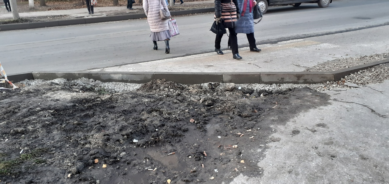 Разбитая обочина: жителям Московского района каждый день приходится перепрыгивать через бордюр