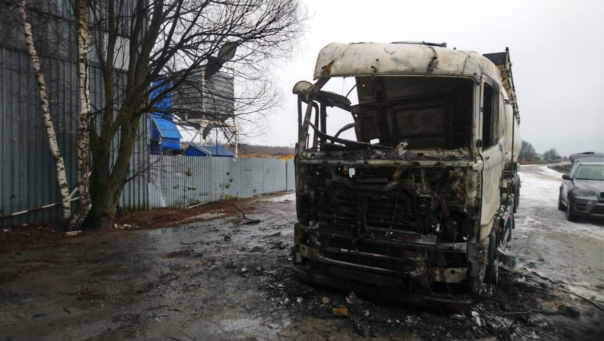 Потушили за шесть минут: в Милославском районе дотла сгорел грузовик