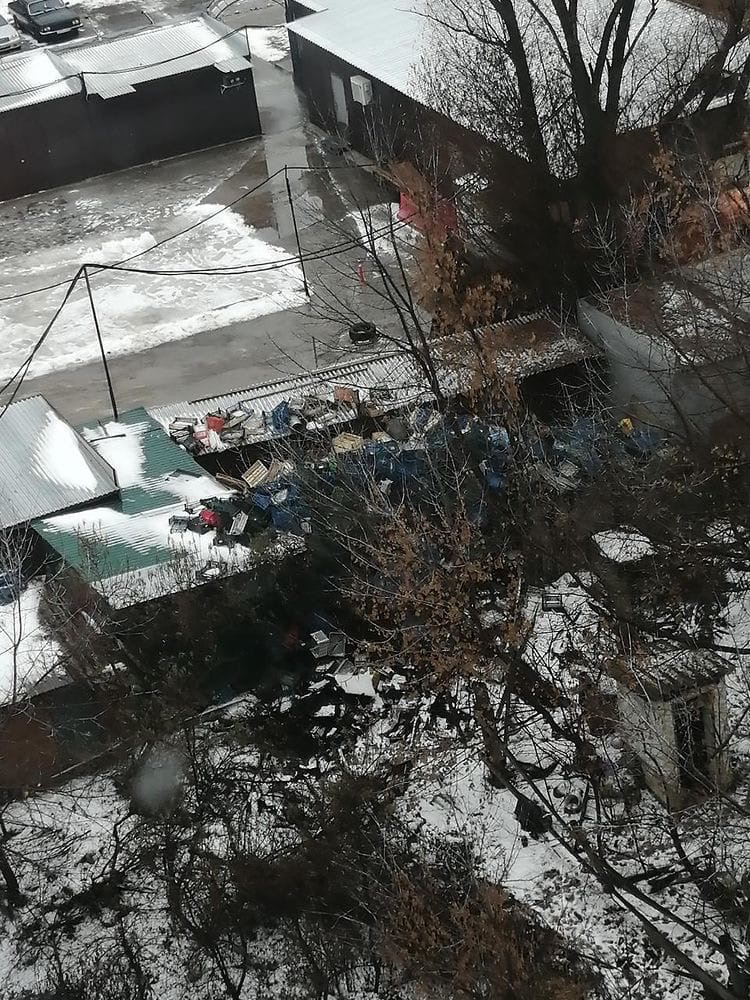 Городская свалка: в Канищеве кидают мусор за территорию местного рынка