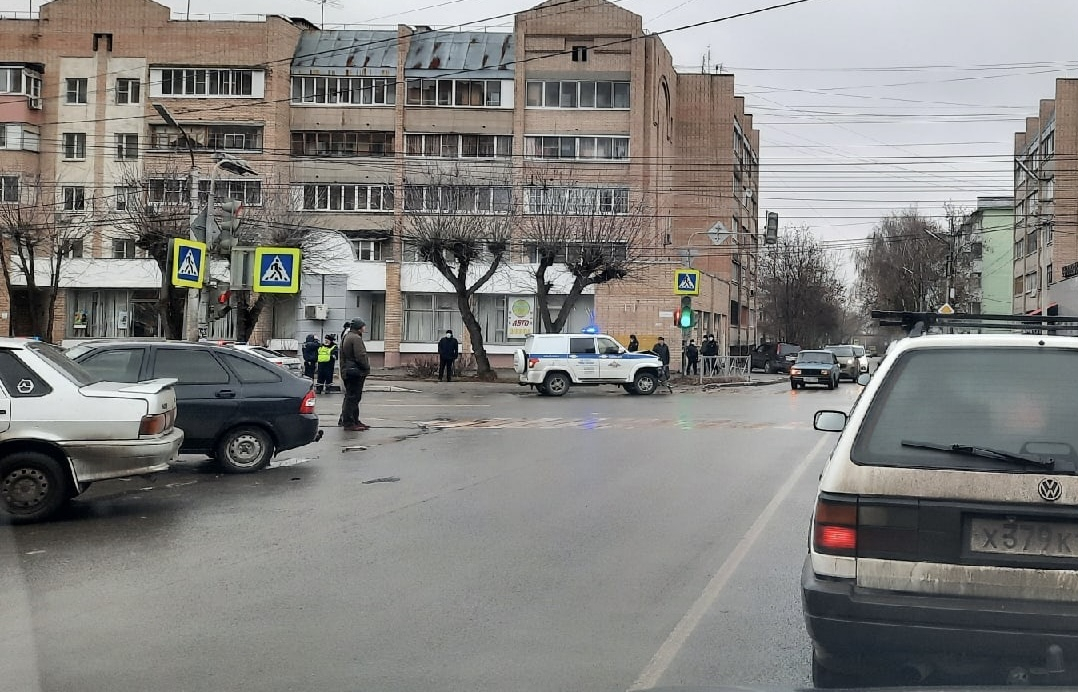 Покореженный капот: на Грибоедова полицейские попали в аварию