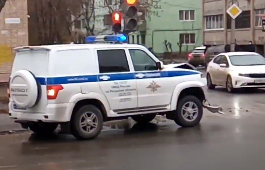 Видео: в центре Рязани столкнулись полицейский УАЗ и "Ниссан"