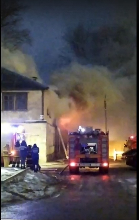 Все в огне: на Куйбышевском шоссе загорелся дом
