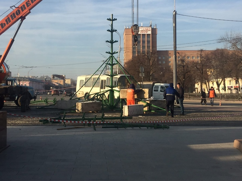 Праздник к нам приходит: на площади Ленина в Рязани начали устанавливать новогоднюю ёлку