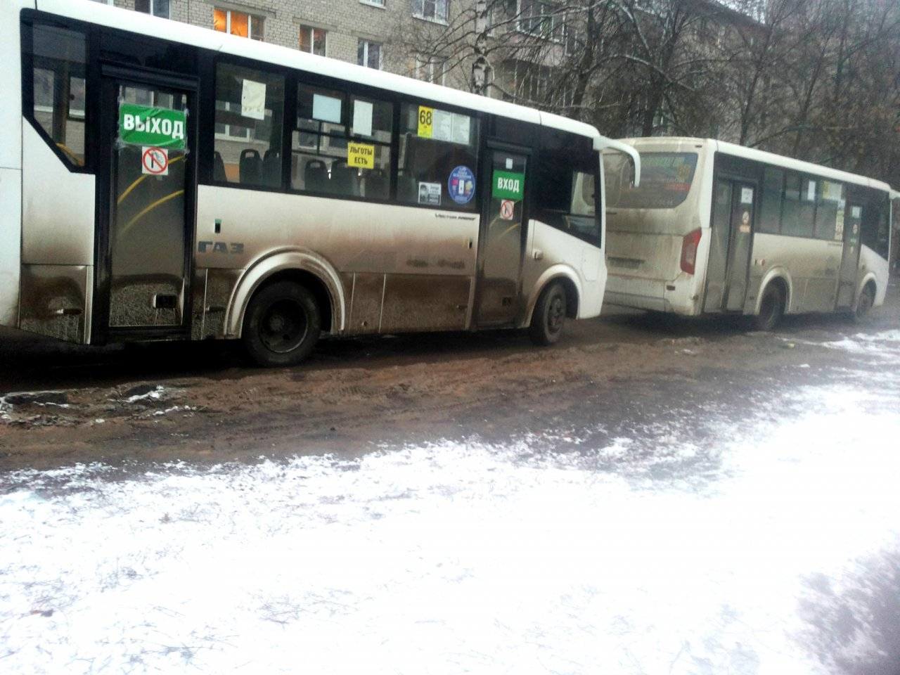 Грязь и нет асфальта: жители Шлаково пожаловались на состояние остановок