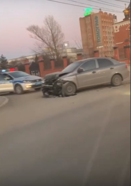 Капот смялся: на Московском шоссе столкнулись две легковушки