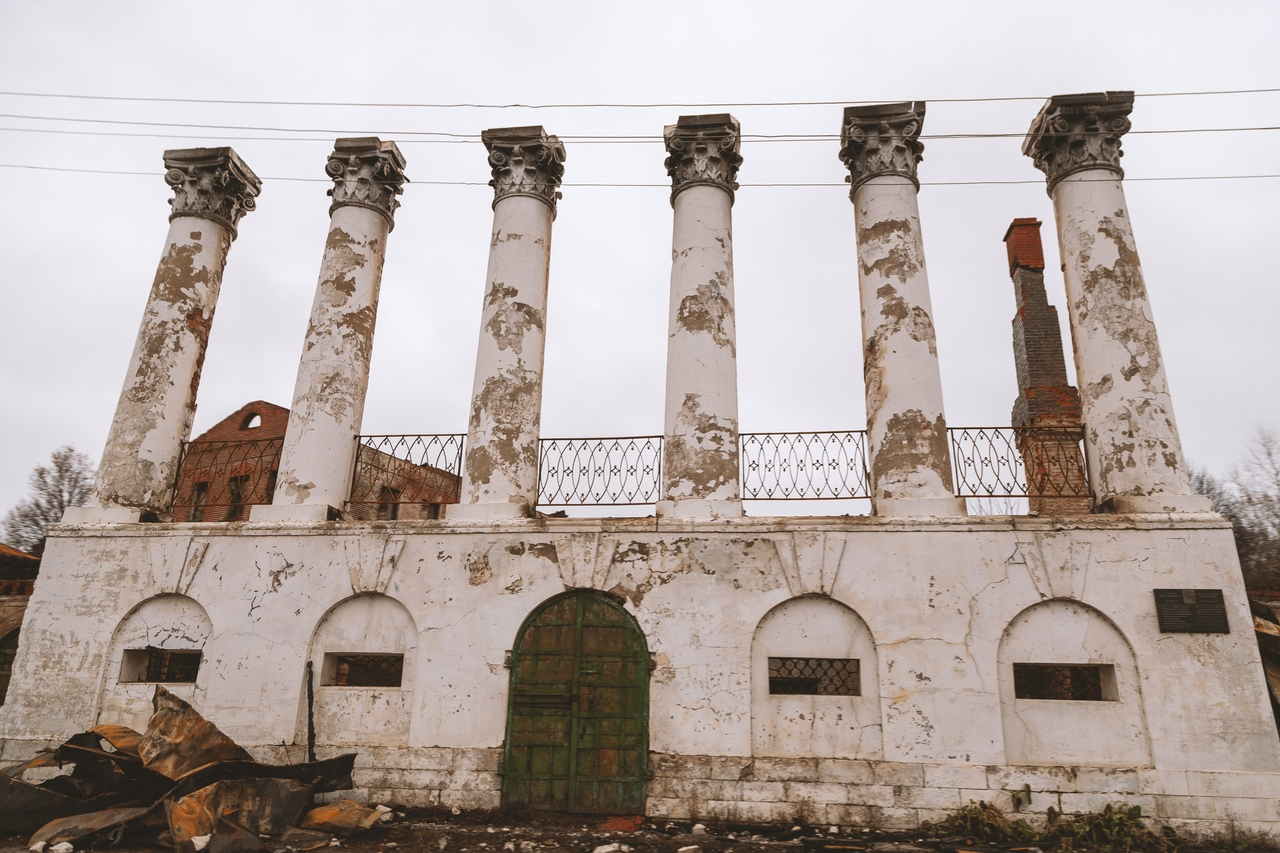 Остались только колонны: как сейчас выглядит дом семьи Барковых в Касимове после пожара