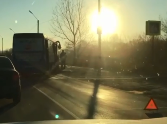 Есть видео: на Северной окружной автобус врезался в “Рено”