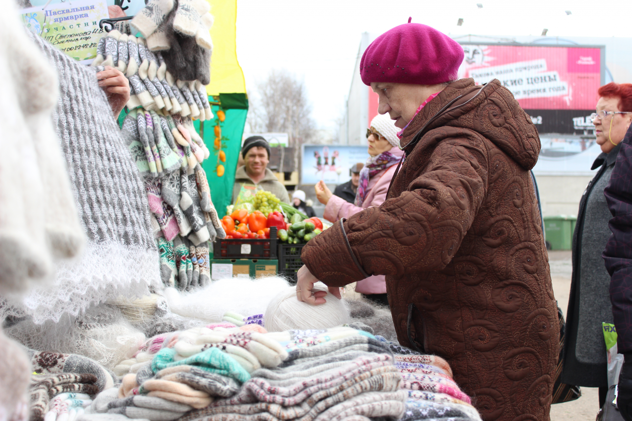 Акция добра: сервис доставки купит вязаные вещи у рязанских бабушек и передаст их курьерам