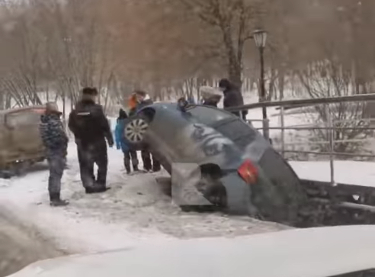 Видео: в Горроще легковушка улетела под мост