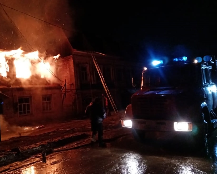 Обошлось без пострадавших: в поселке Ермишь сгорело двухэтажное здание