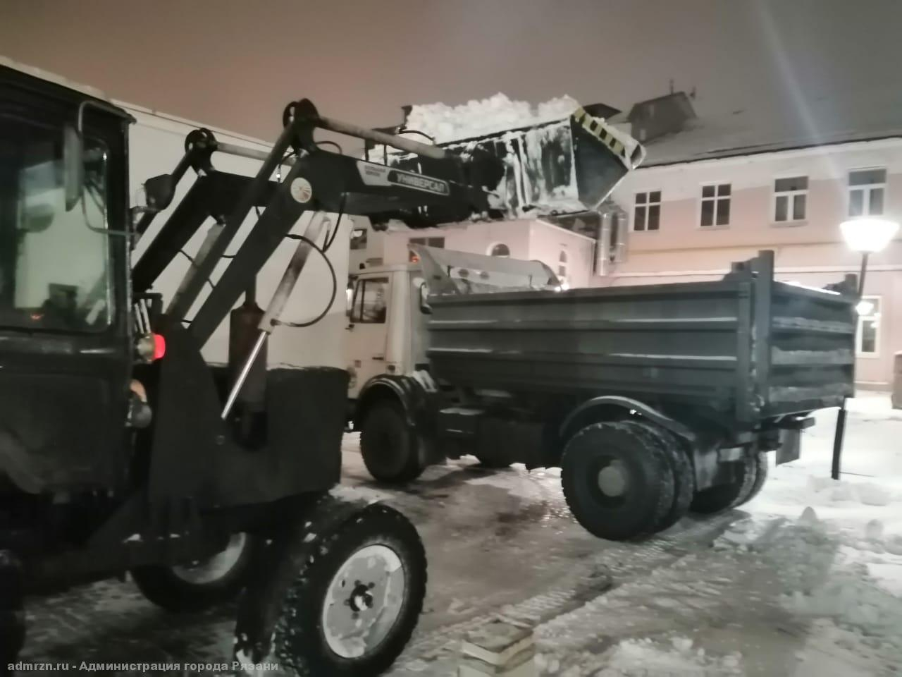 Работали в ночь: рязанская мэрия рассказала о борьбе со снегопадом