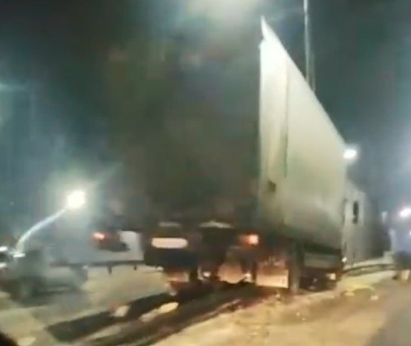 Повис на ограждении: на Михайловском шоссе грузовик влетел в дорожный барьер