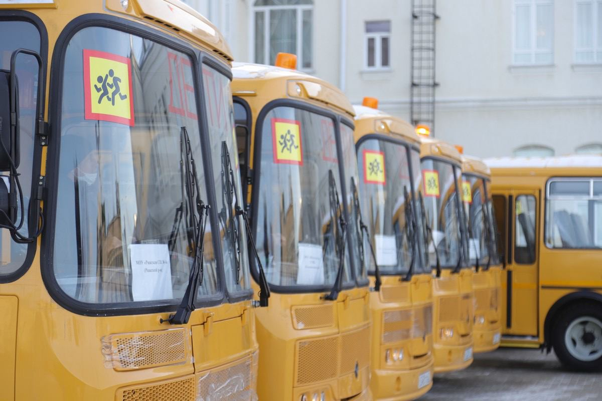 Ключи вручил Любимов: рязанские школы получили ещё 19 новых автобусов