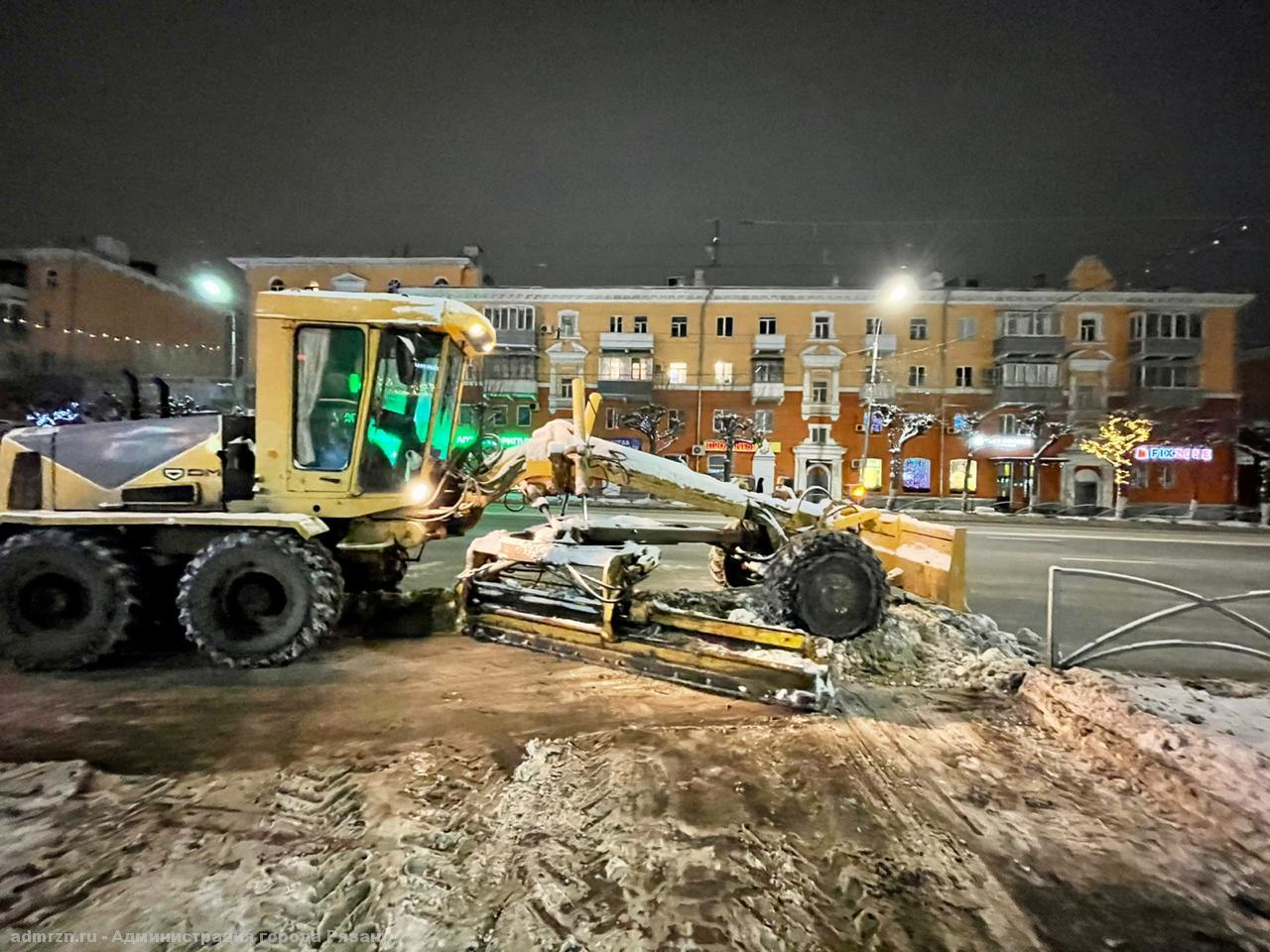 Чистили центральные улицы: в мэрии отчитались о ночной уборке снега