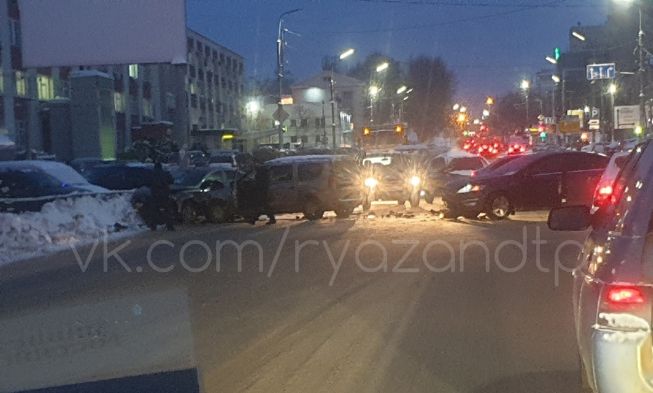Три машины: из-за аварии в центре Рязани образовался затор