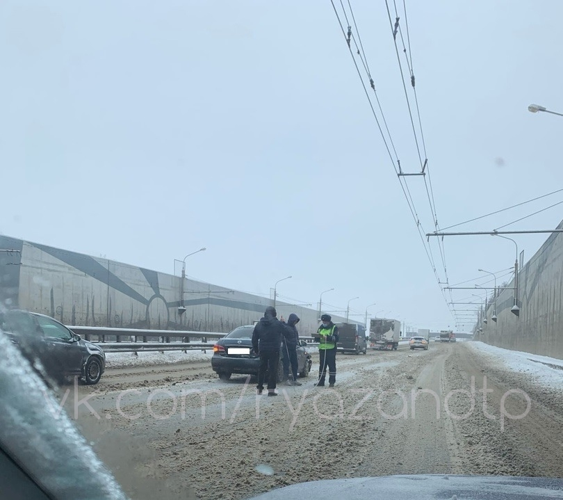 Из-за снежной каши: недалеко от ТЦ “М5 Молл” произошло ДТП