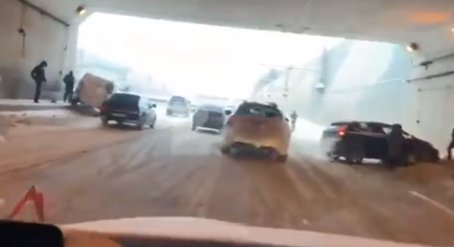 Массовая авария: в тоннеле на Московском столкнулись несколько машин