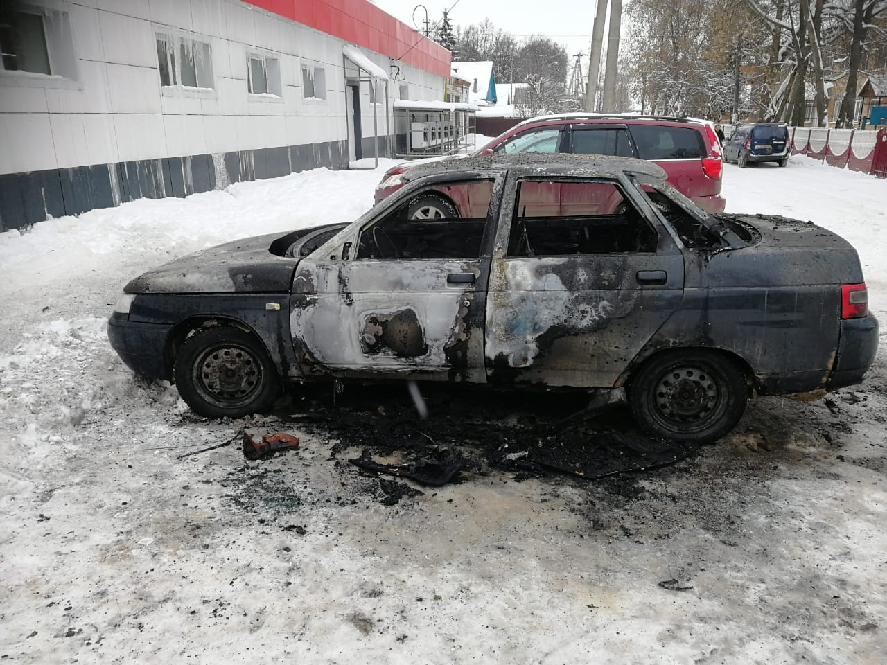 Причины устанавливаются: в Рыбном сгорел легковой автомобиль