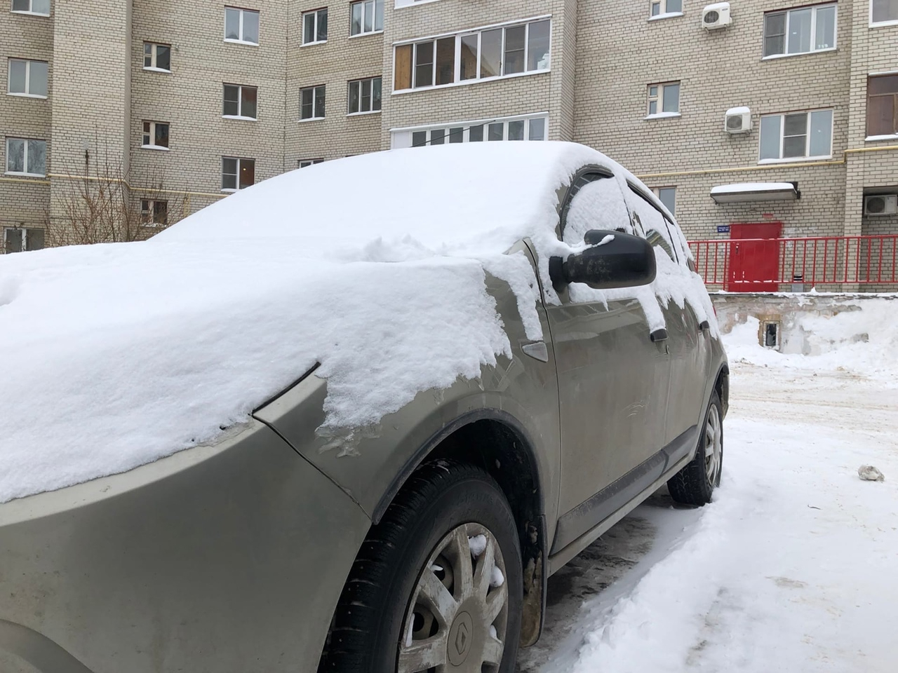 12-летний рязанец предлагает почистить снег за 50 рублей. Родители гордятся самостоятельностью сына